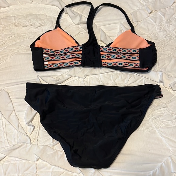 BLACK STRAPPY BIKINI WITH GEOMETRIC STRAPPY DETAILS - Picture 2 of 5